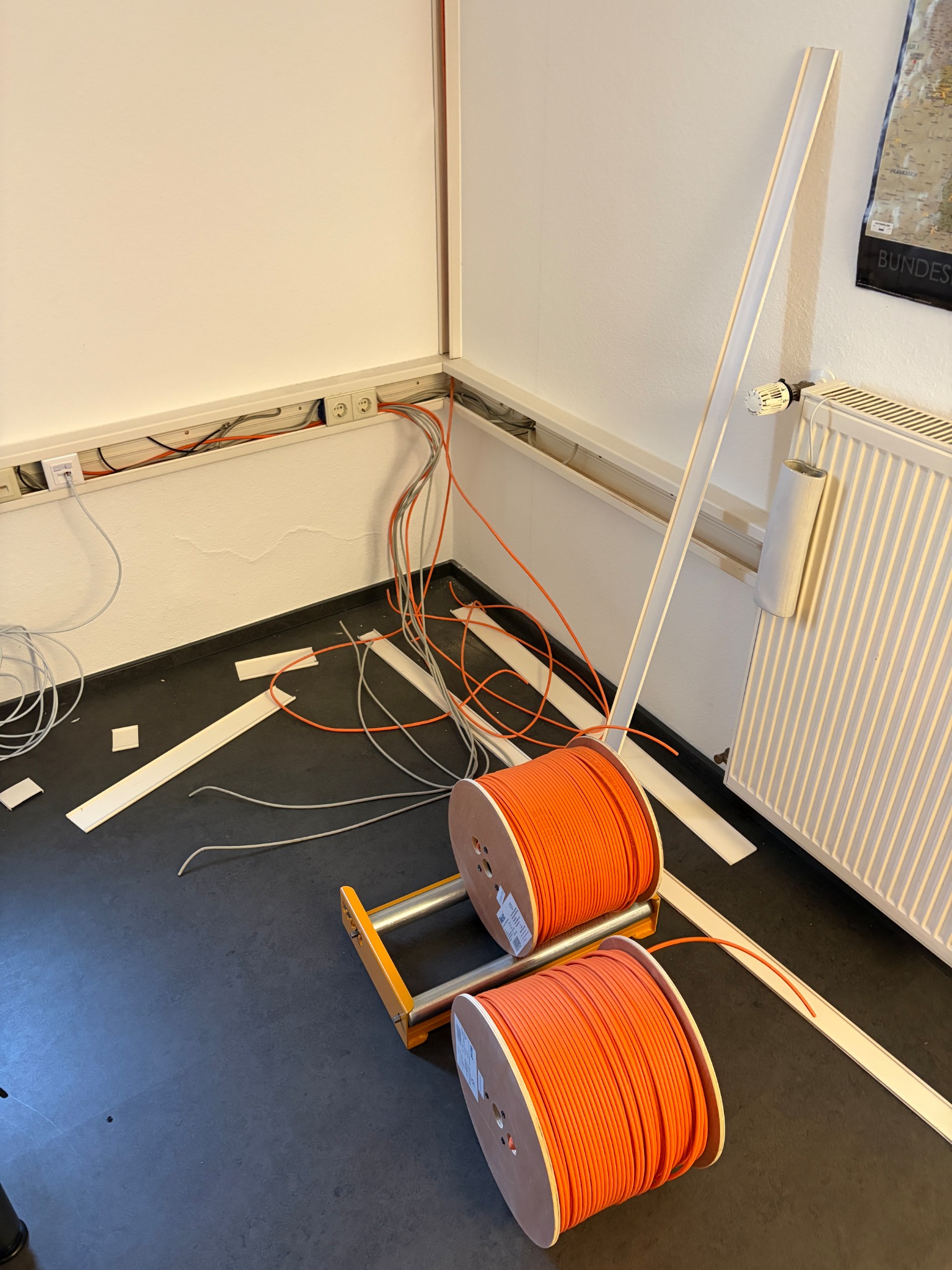 Neue Netzwerkleitungen während der Installation