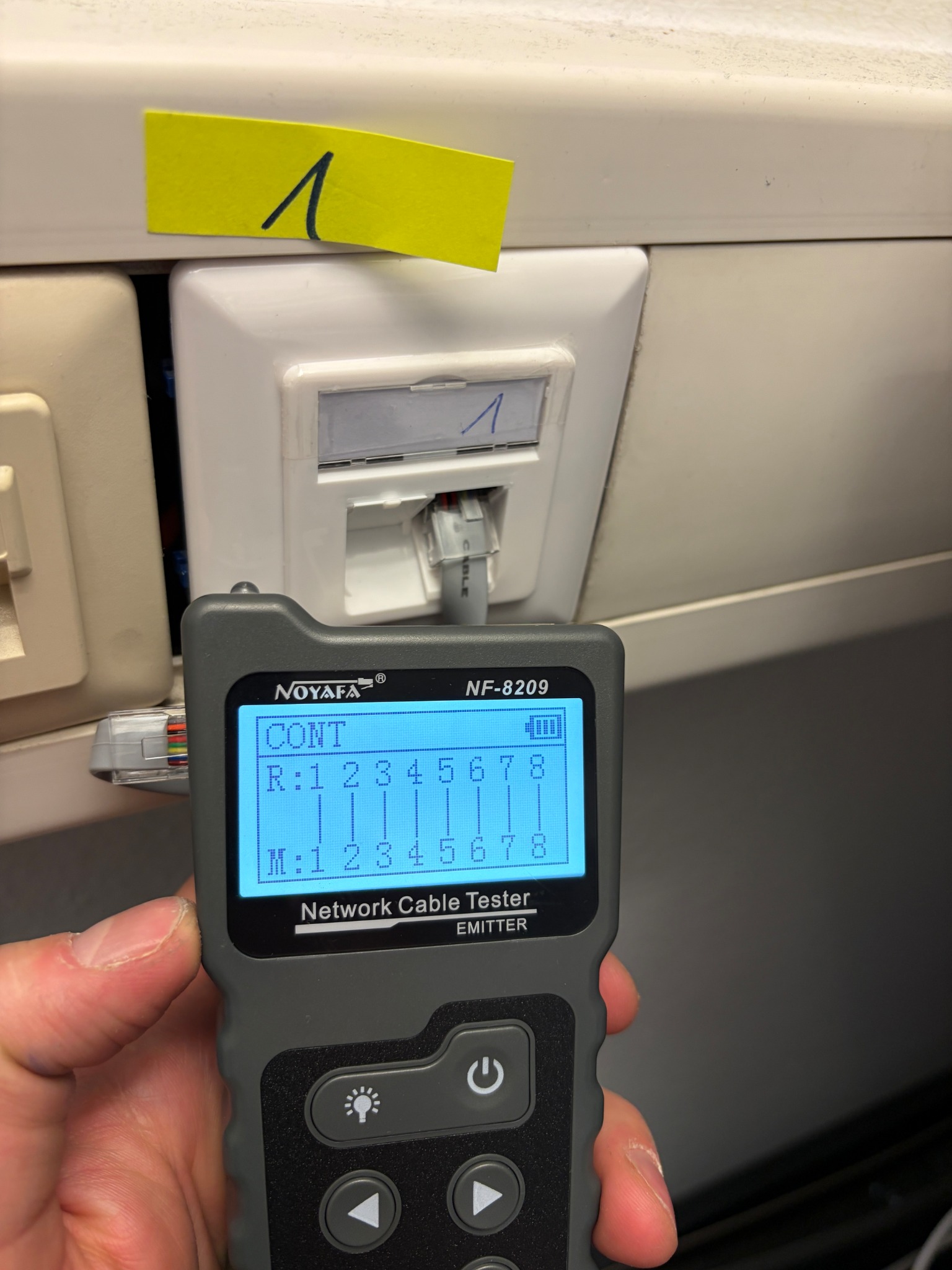 Prüfung einer Netzwerkleitung mit Kabeltester